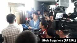 Журналисты у кабинета Туйгунаалы Абдраимова. 6 июня 2019 года.