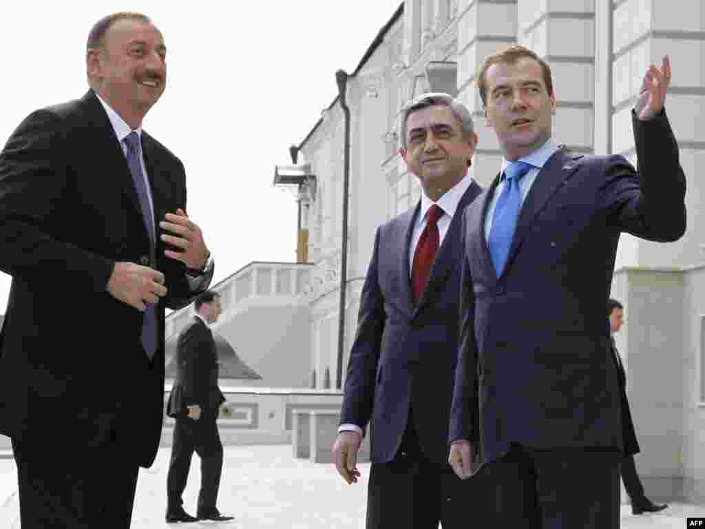 Росия -  Дмитрий Медведев приветствует Сержа Саргсяна и Ильхама Алиева, Казань, 24 июня 2011