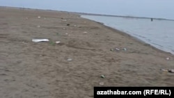 Hazar deňziniň kenary. Çeleken şäheri. Iýul, 2025.