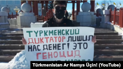 Түркмөнстандык активист Калмыкияда пикетке чыккан. 2021-жыл. 