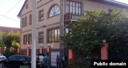 Мостафа Җәмилев йорты каршында