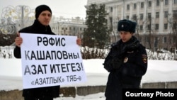 Наил Нәбиуллин янына полиция вәкиле килеп фотога төшергән, максатларын сораштырган