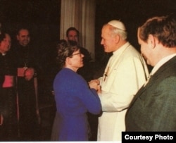 З римським папою Іваном Павлом ІІ: свого часу Анна Валентинович голодувала, вимагаючи допустити понтифіка до Польщі