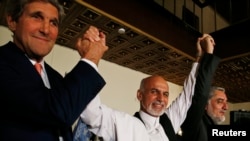 Жон Керри Ашраф Гани жана Абдулла Абдулланы мунаса таптыруу үчүн бир канча сүйлөшүүлөрдү өткөрдү. Кабул, 12-июль, 2014-жыл.