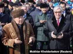 Казакстандын экс-президенти Нурсултан Назарбаев жана президент Касым-Жоомарт Токаев Нооруз жарманкесинде бата берип жатышат. 2019-жыл, 21-март, Астана. (Үч жылдан кийин Токаев Назарбаевдин “элбашылык” макамын жоюп салды).