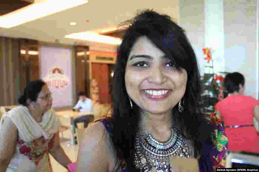 Көргөзмөгө катышуу үчүн Кыргызстанга биринчи жолу келген хинди кызы Качур Сахота.