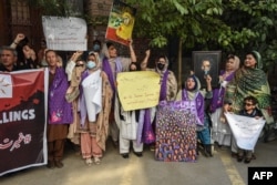 فعالان حقوق بشر در کویته هنگام اعتراض به قتل ناموسی یک زوج در مَرگت بلوچستان پاکستان، ۲۶ ژوئیه ۲۰۲۵.