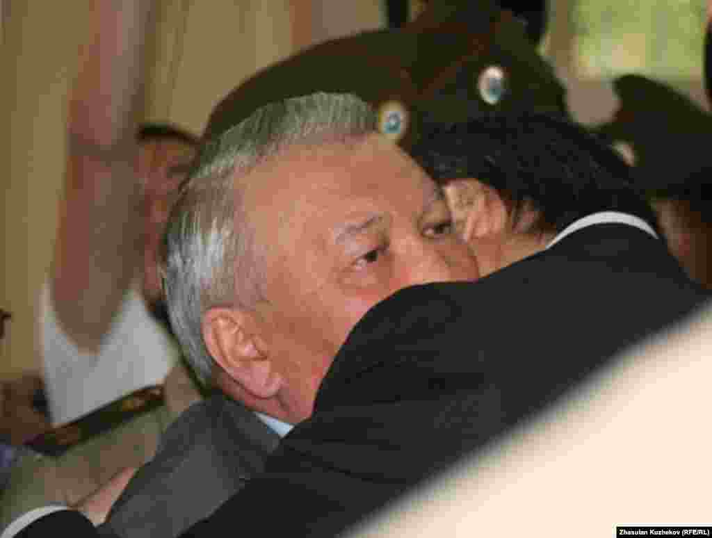 Бывшего министра  Жаксылыка Доскалиева близкие и друзья провожают в тюрьму на семь лет. Астана, 5 августа 2011 года. -  