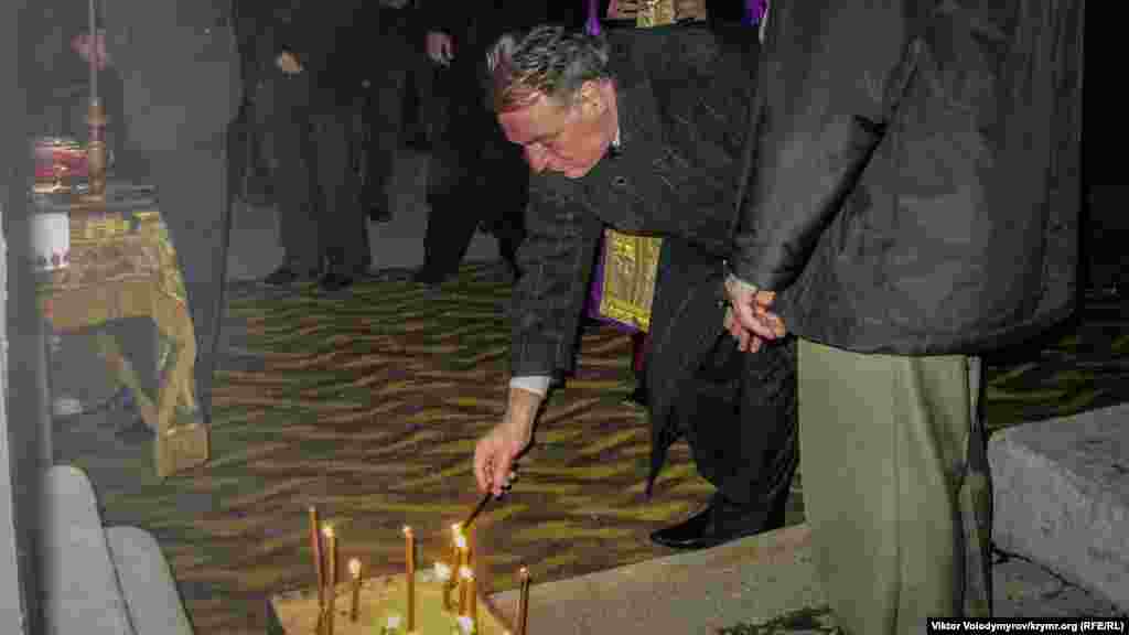 Mında Qırım memurları ve cemaat vekilleri biraz ınçlanğan müitte siyasiy basqınç ve Ğolodomor qurbanlarınıñ añına çıraq yaqtı