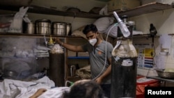 Կորոնավիրուսով հիվանդին թթվածին են տալիս, Նյու Դելի 