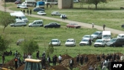 Билге кыштагынын тургундары үйлөнүү үлпөтүндө ок жегендер үчүн жай казып жатышат.