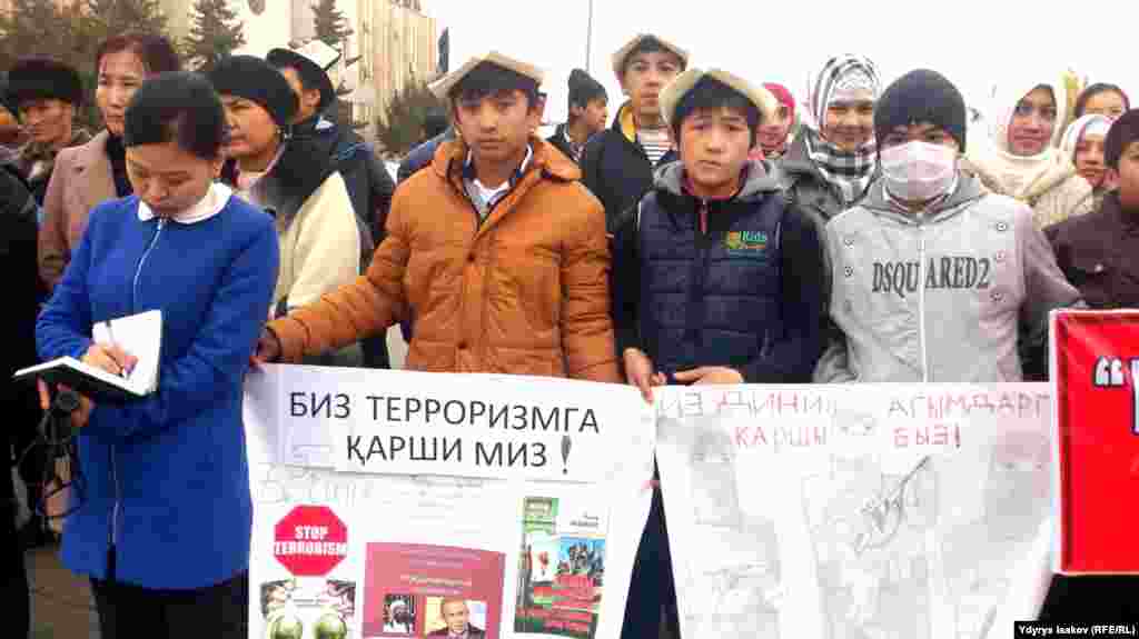 Райондук билим берүү башкармалыгынын демилгеси менен окуучу балдардын дээрлик баарына калпак кийгизилген.​