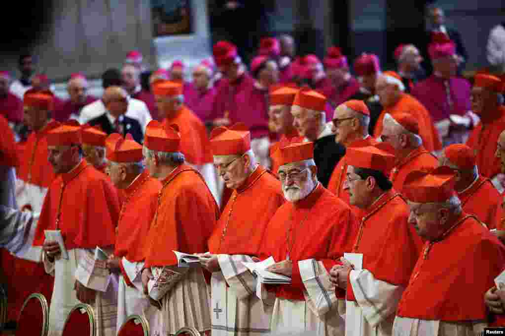 Кардыналы на разьвітаньні з папам Францішкам