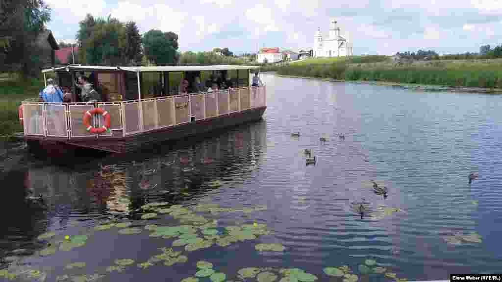 В населенных пунктах Золотого кольца популярны теплоходные прогулки с экскурсиями, пользующиеся спросом у туристов.