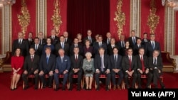 Лідери НАТО позують для групової фотографії з королевою Єлизаветою II та Принцом Уельським у Букінгемському палаці, Лондон, 3 грудня 2019 року