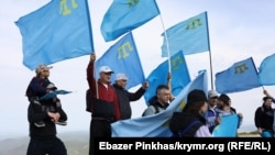 Qırımtatarlar 1944 senesi sürgünlikte can bergenlerni añmaq içün milliy bayraqlarnen Çatırdağğa çıqtı. Qırım, 2021 senesi mayısnıñ 16-sı