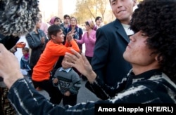 Hywadaky toýda tans edýän myhmanlar