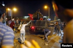 Türkiyədə 15 iyul dövlət çevrilişinə cəhd olan gün tankların qarşısına çıxmış xalq kütləsi.