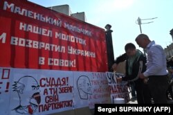 Під час акції біля будівлі Конституційного суду України, який розглядає справу щодо закону про декомунізацію. Київ, 16 липня 2019 року