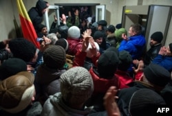 Протестувальники у будівлі парламенту. Кишинів, 20 січня 2016 року
