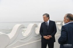 1 may kuni Sardoba suv omboridagi falokat joyiga Abdug‘ani Sanginov bilan birga kelgan prezident Mirziyoyev qilingan ishdan mamnun emasdek ko‘rindi.