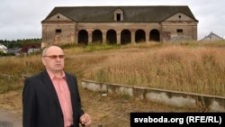 Кіраўнік фонду «Ляліва» Іван Гардзіеўскі на фоне былой графскай пабудовы
