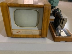 Радянський телевізор і швейна машинка