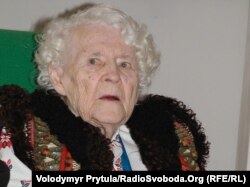 Герой України Віра Роїк – легендарна майстриня-вишивальниця із Сімферополя, засновниця школи української народної вишивки у Криму, заслужений майстер народної творчості України, фото Володимира Притули, 2010 р.