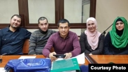 На суде по делу адвоката Эмиля Курбединова. Лиля Гемеджи (вторая справа) была одним из 13 правозащитников, которые отстаивали интересы своего коллеги