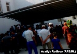 Marynyň banklarynyň birinde bankomatdan pul almak üçin nobata duran adamlar