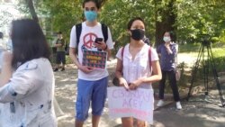 Сторонники активистки Асии Тулесовой у здания суда. Алматы, 12 августа 2020 года.