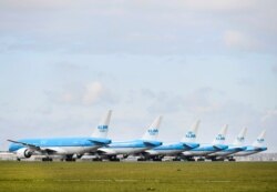 Лайнеры KLM на стоянке в аэропорте Скипхол, 2 апреля 2020 года