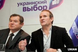 Голова організації «Український вибір» Віктор Медведчук (праворуч) та радник президента Росії Сергій Глазьєв, якого Генпрокуратура України звинувачує у воєнних злочинах і причетності до так званої «русской весни» (архівне фото)