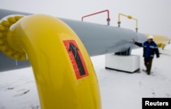 Китайский рабочий на казахстанском участке газопровода из Туркменистана в Китай. Отар, декабрь 2009 года.