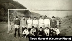 Чемпіони школи з футболу. Степан Шпортюк і Тарас Марусик стоять (третій зліва і четвертий зліва, відповідно)