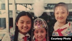 Женни (посередине) с подругами детства.