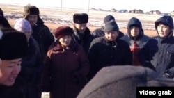 Группа жителей села Коянды протестует перед зданием местного акимата. 27 октября 2014 года.