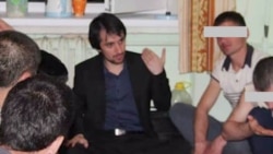 Хайриддин Абдулло беседует с мигрантами. Фото из архива