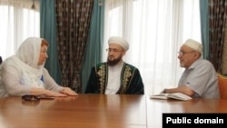 Зилә Вәлиева (с), Камил Сәмигуллин, Айрат Әюпов. "Татаринформ" фотосы