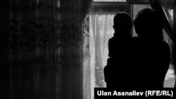 Женщина с ребенком в колонии.