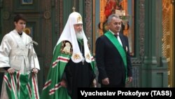 Патріарх Московський Кирило (посередині) і міністр оборони Росії Сергій Шойгу (праворуч), нагороджений РПЦ церковним орденом князя Дмитра Донського I ступеня. Головний храм Збройних сил Росії, 13 червня 2021 року