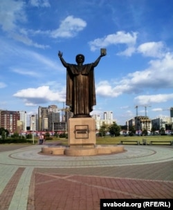 Помнік Францішку Скарыну ў Менску. На другім пляне, за помнікам, паўстае квартал, у якім ёсьць вуліцы Кірылы Тураўскага і Пятра Мсьціслаўца. Непадалёк знаходзіцца вуліца і ў гонар самога...