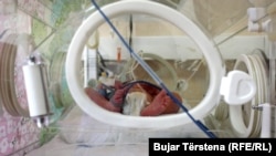 Ребенок в кювезе. Иллюстративное фото.