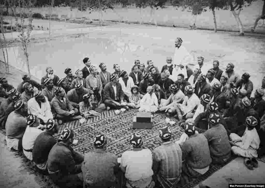 تجمعی مردان ازبکستانی که توسط مکس پنسون در اوایل قرن بیستم عکاسی شده است.ماکسیم، نواسه پنسون، سال ۲۰۱۸ در مصاحبه‌ای با رادیو اروپای آزاد/رادیو آزادی، دربارهٔ چگونگی ورود پدرکلانش به آسیای میانه در بیش از یک قرن پیش صحبت کرد. او گفت: «بوهای مختلف، رنگ‌های مختلف، افراد مختلف. همه چیز متفاوت است».