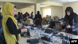 کارکنان کمیسیون انتخاباتی در محل کارشان