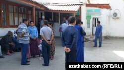 Keselhananyň öňünde nobata duran hassalar. Türkmenistan (arhiw suraty) 