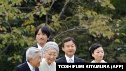 Жапониянын мурдагы императору Акихито жана азыркы император Нарухито жубайлары менен. 25-октябрь. 2012-жыл.
