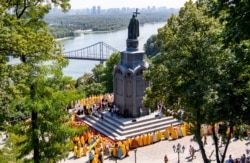 Священники і віряни ПЦУ біля пам'ятника Київському князю Володимиру Великому під час відзначення Хрещення України-Русі. Київ, 28 липня 2019 року