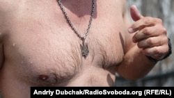 Не всі члени загону публічні, але тризуб на грудях і патріотичні тату на декому з них говорять промовисто