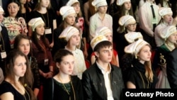 Татарча олимпиадада катнашучылар ак калфак белән ак түбәтәйдән